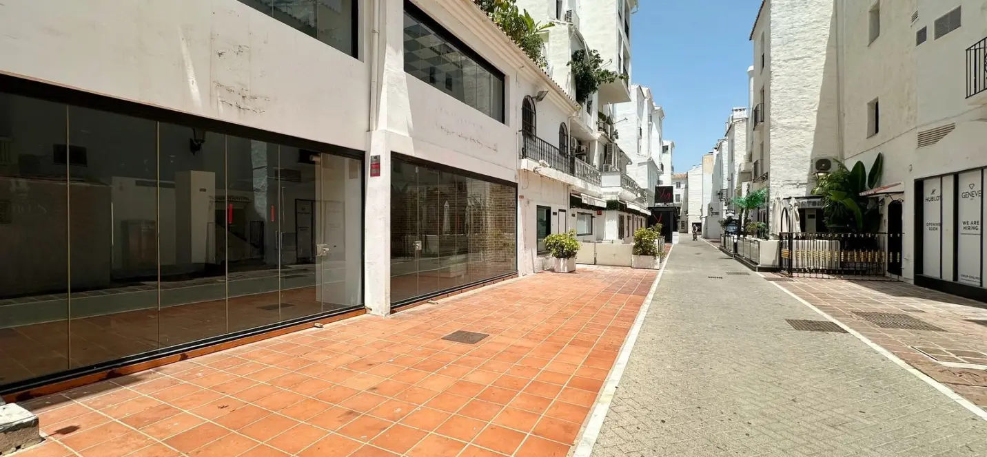 Venta de local comercial en Puerto Banús 2