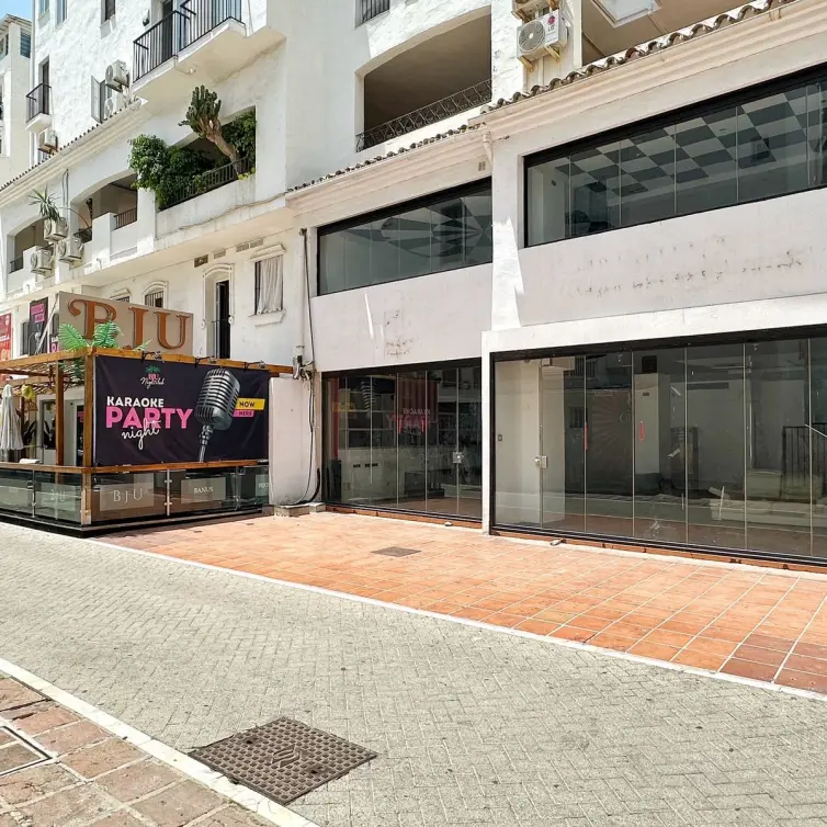 Venta de local comercial en Puerto Banús