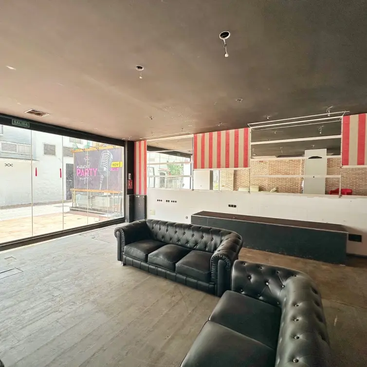 Venta de local comercial en Puerto Banús