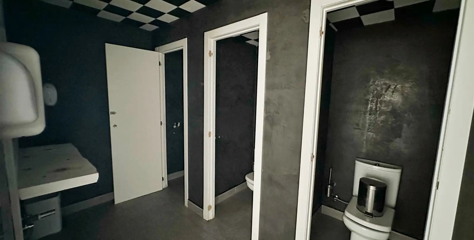 Sale of commercial premises in Puerto Banús 21