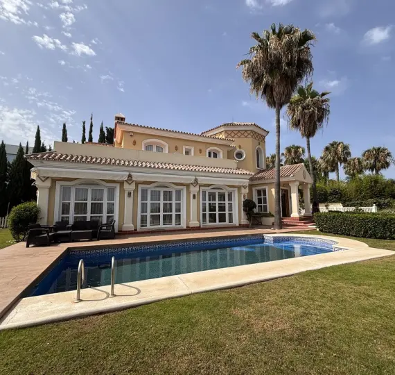 Продажа  отдельно стоящей виллы в Selwo