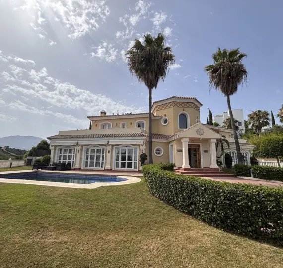 Продажа  отдельно стоящей виллы в Selwo