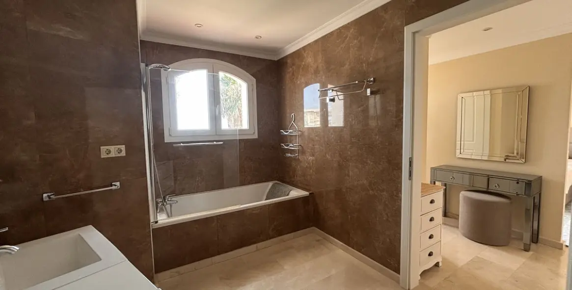 Sale of detached villa in Selwo 16