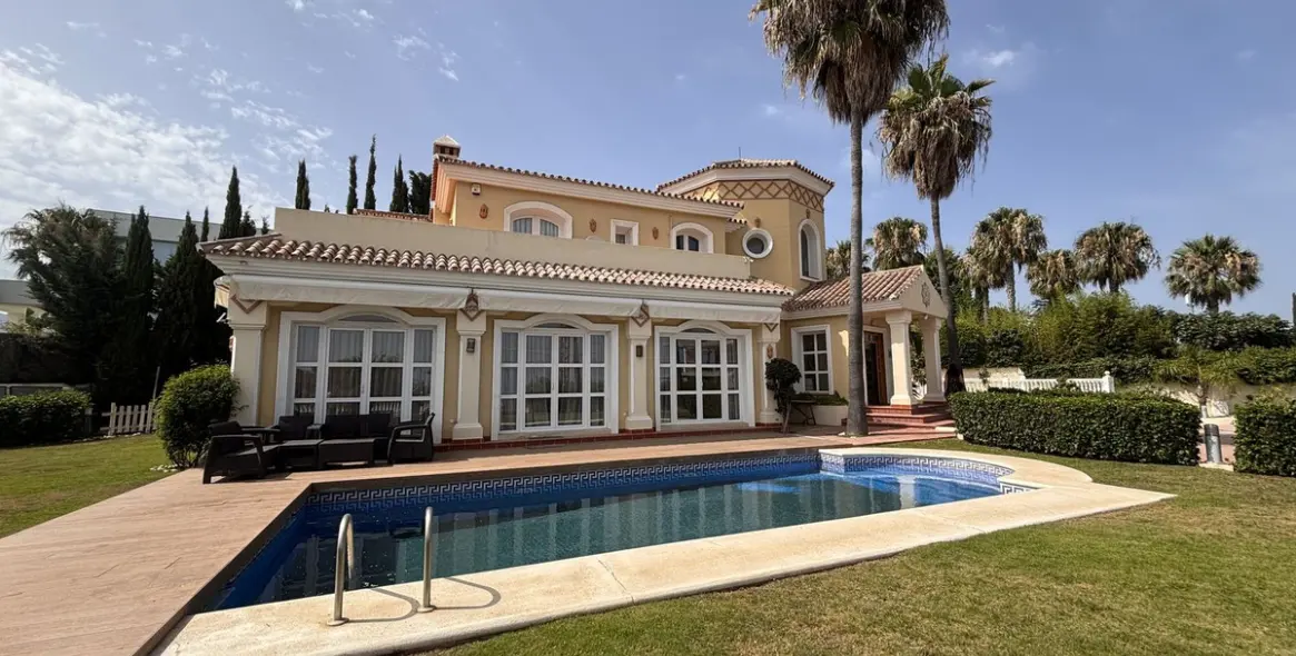 Venta de villa independiente en Selwo 1