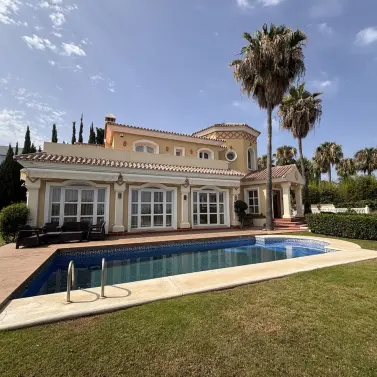 Venta de villa independiente en Selwo