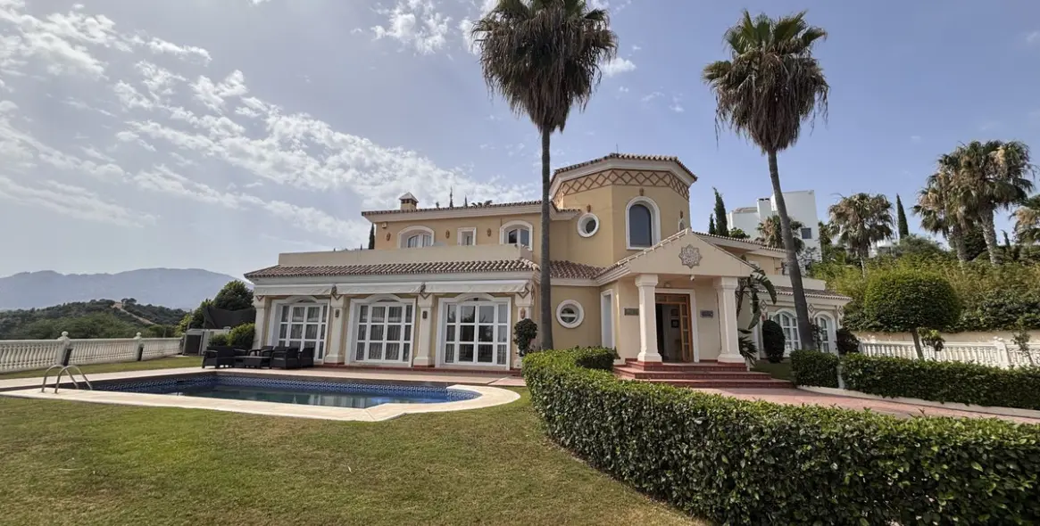 Venta de villa independiente en Selwo 2