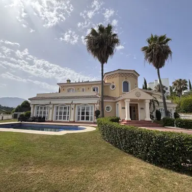 Venta de villa independiente en Selwo