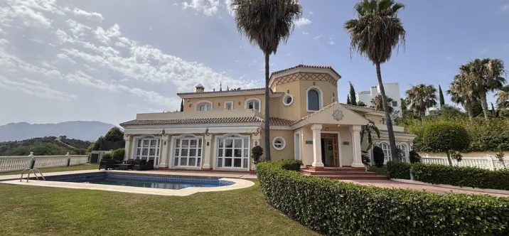 Venta de villa independiente en Selwo 1
