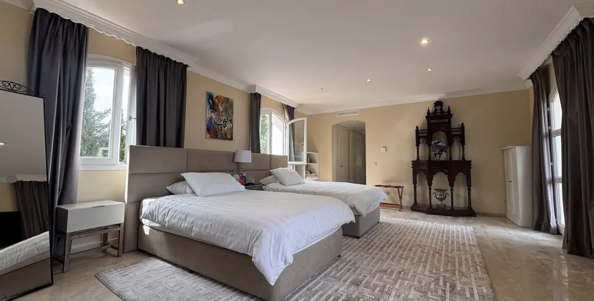 Venta de villa independiente en Selwo 8