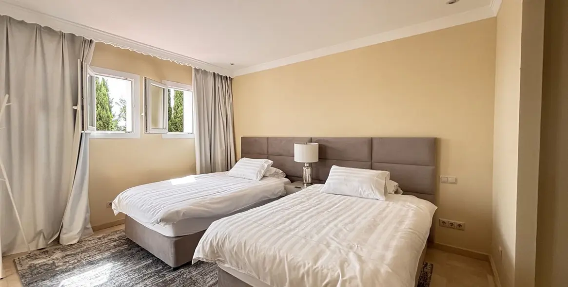 Venta de villa independiente en Selwo 10