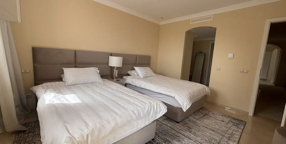 Venta de villa independiente en Selwo 11