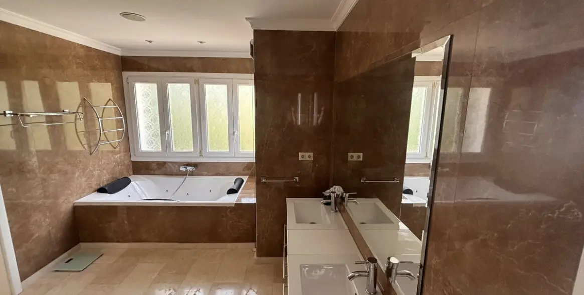 Venta de villa independiente en Selwo 15