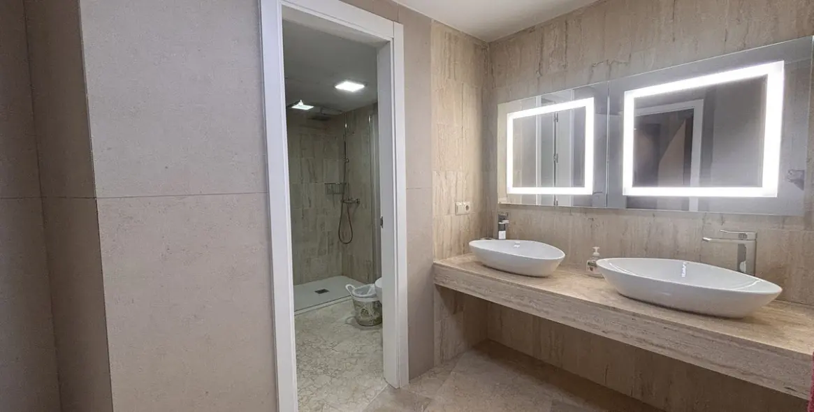 Venta de villa independiente en Selwo 18