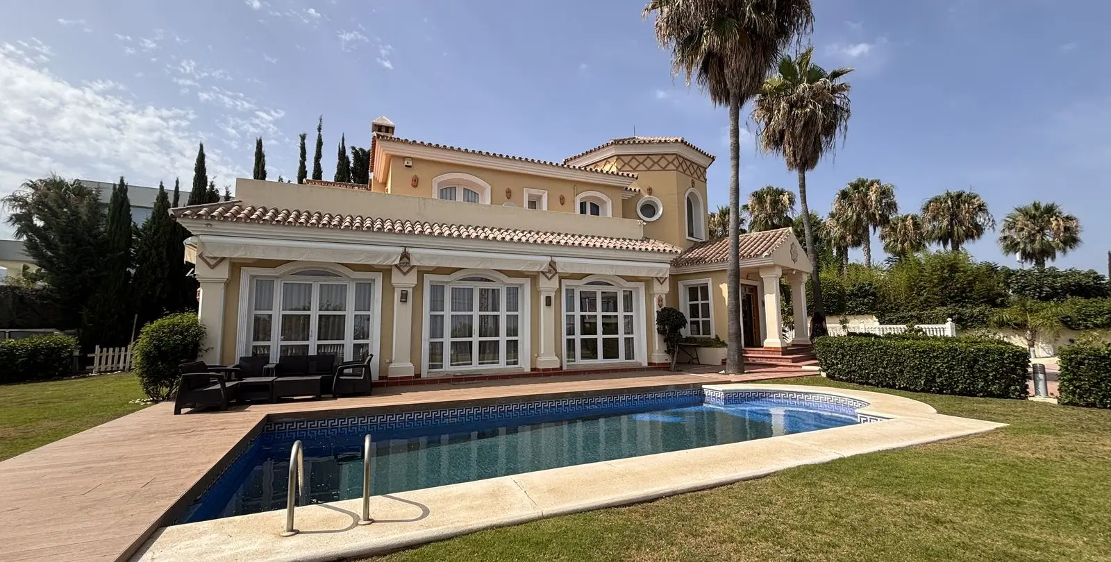 Venta de villa independiente en Selwo 7