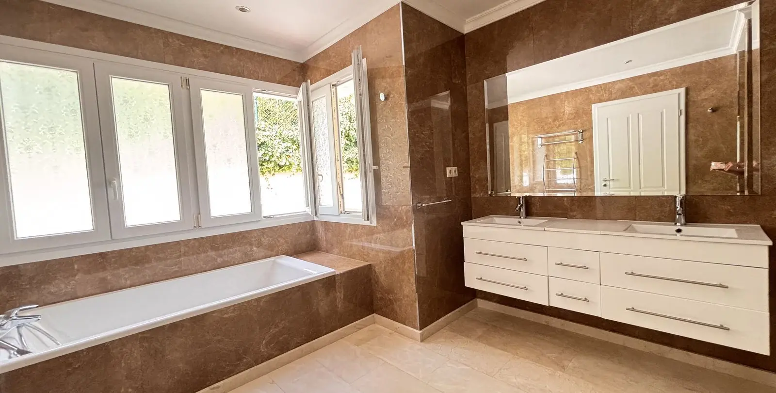 Venta de villa independiente en Selwo 19
