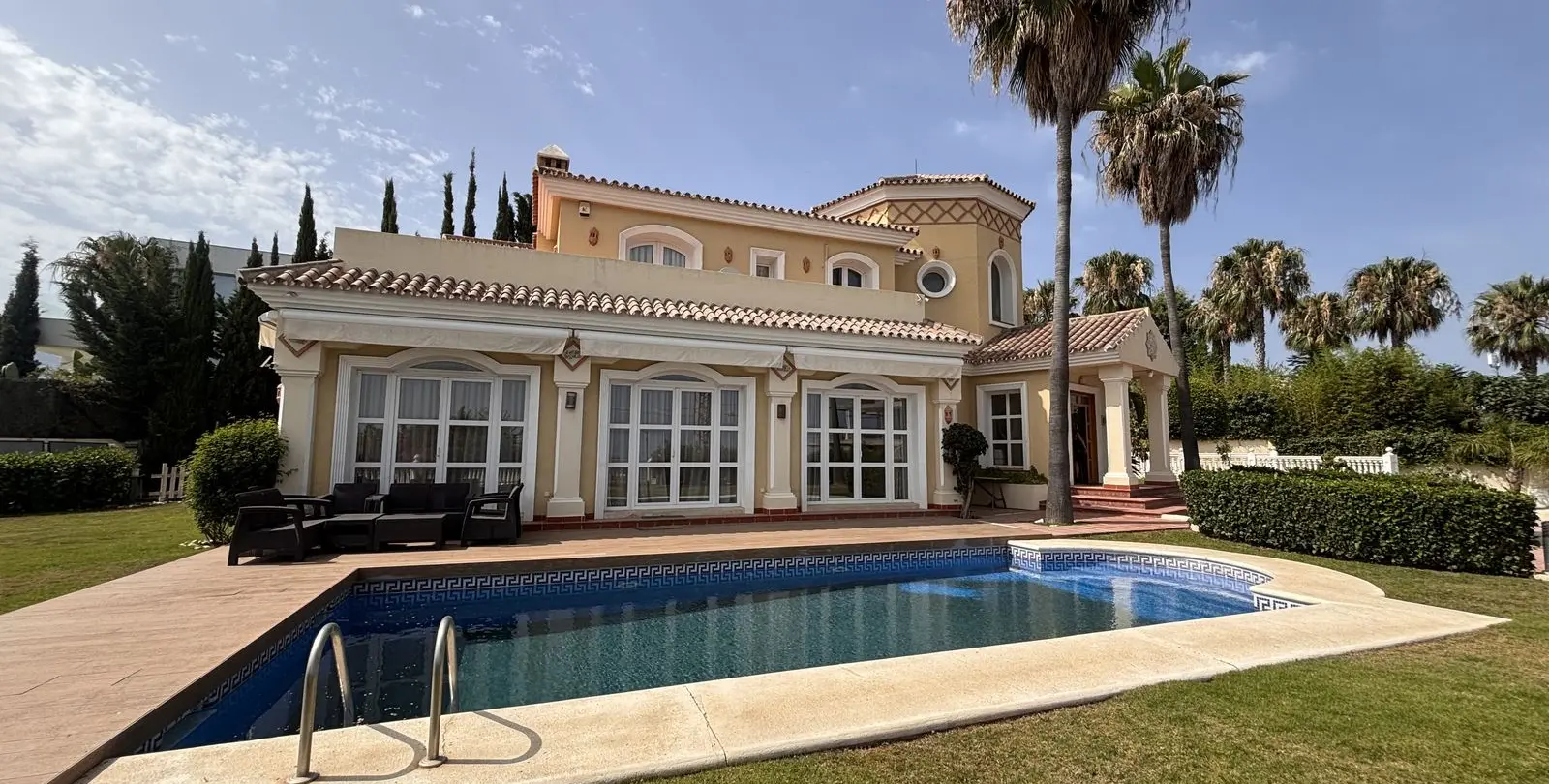 Venta de villa independiente en Selwo 29