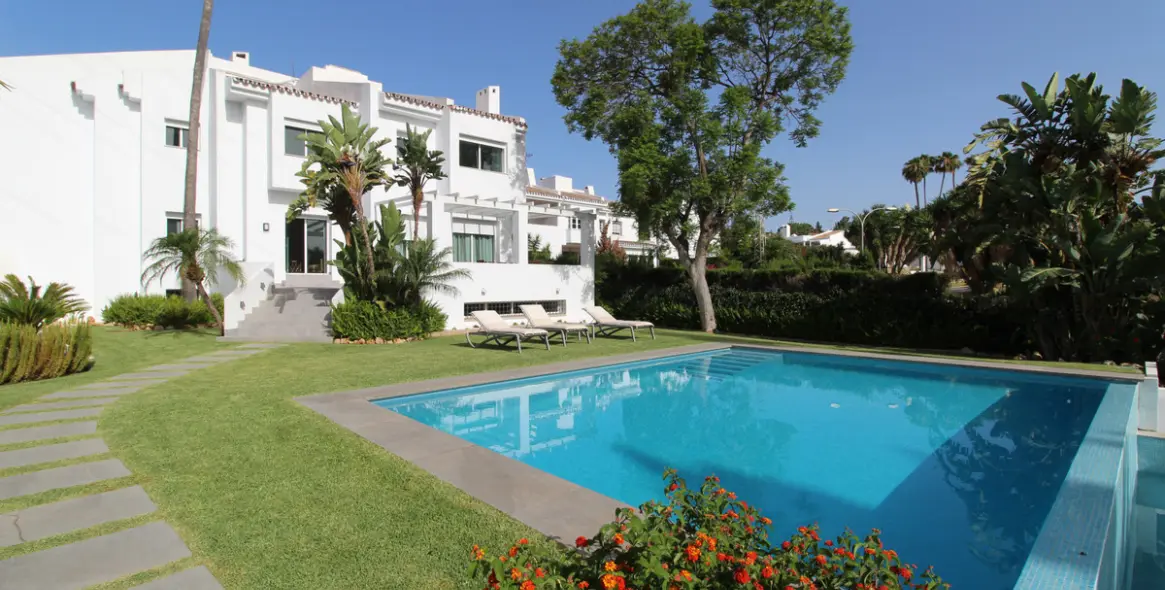 Long-term rent of detached villa in Nueva Andalucía 1