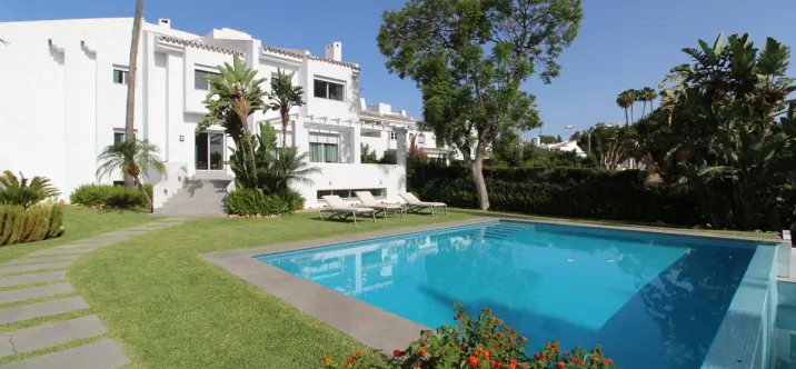 Long-term rent of detached villa in Nueva Andalucía 0