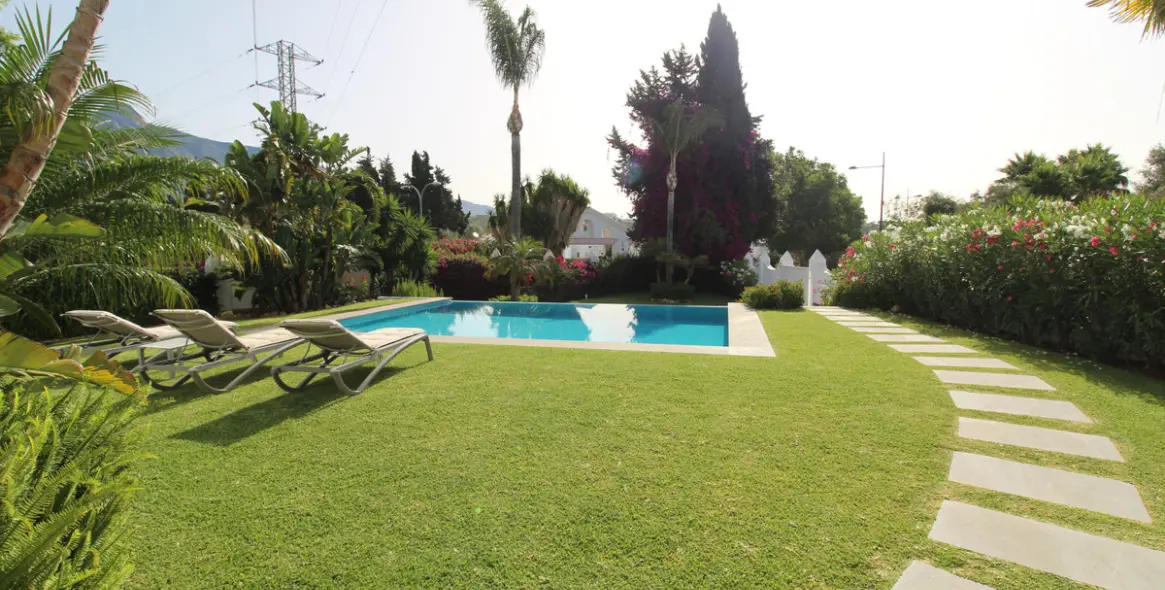 Long-term rent of detached villa in Nueva Andalucía 11