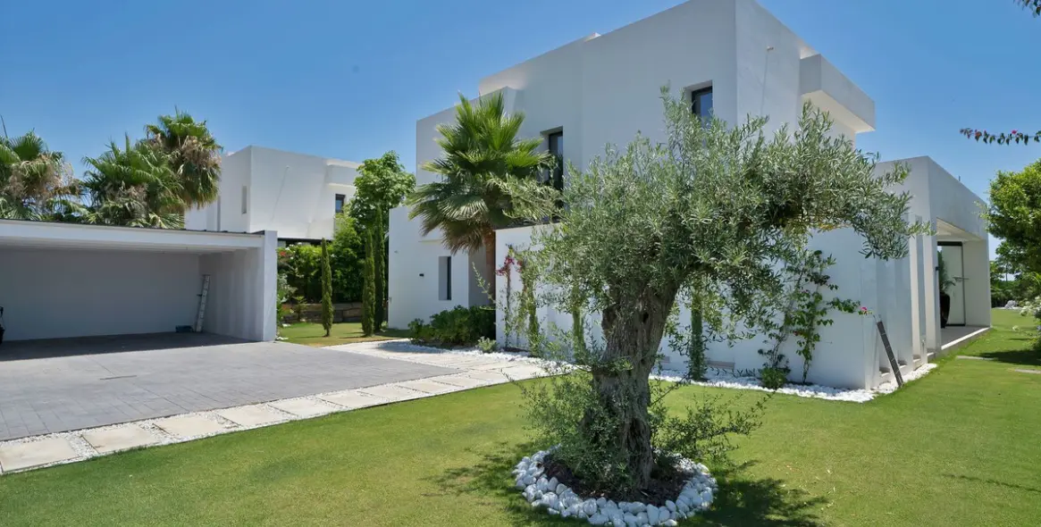 Sale of detached villa in La Cala Golf 11