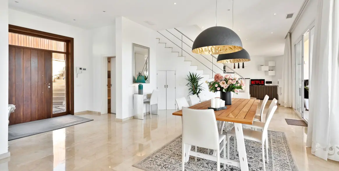 Sale of detached villa in El Rosario 7