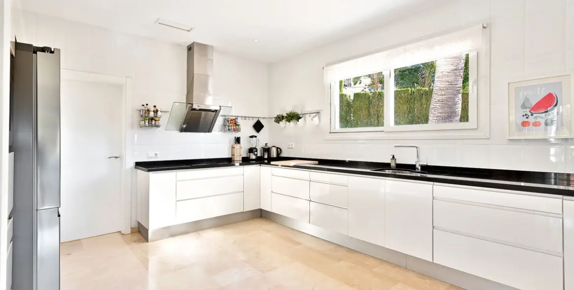 Sale of detached villa in El Rosario 12