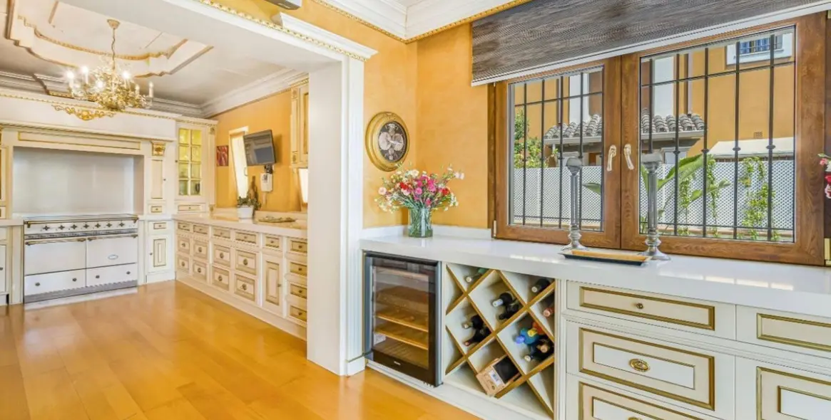 Sale of detached villa in Marbella (district Nagüeles) 1