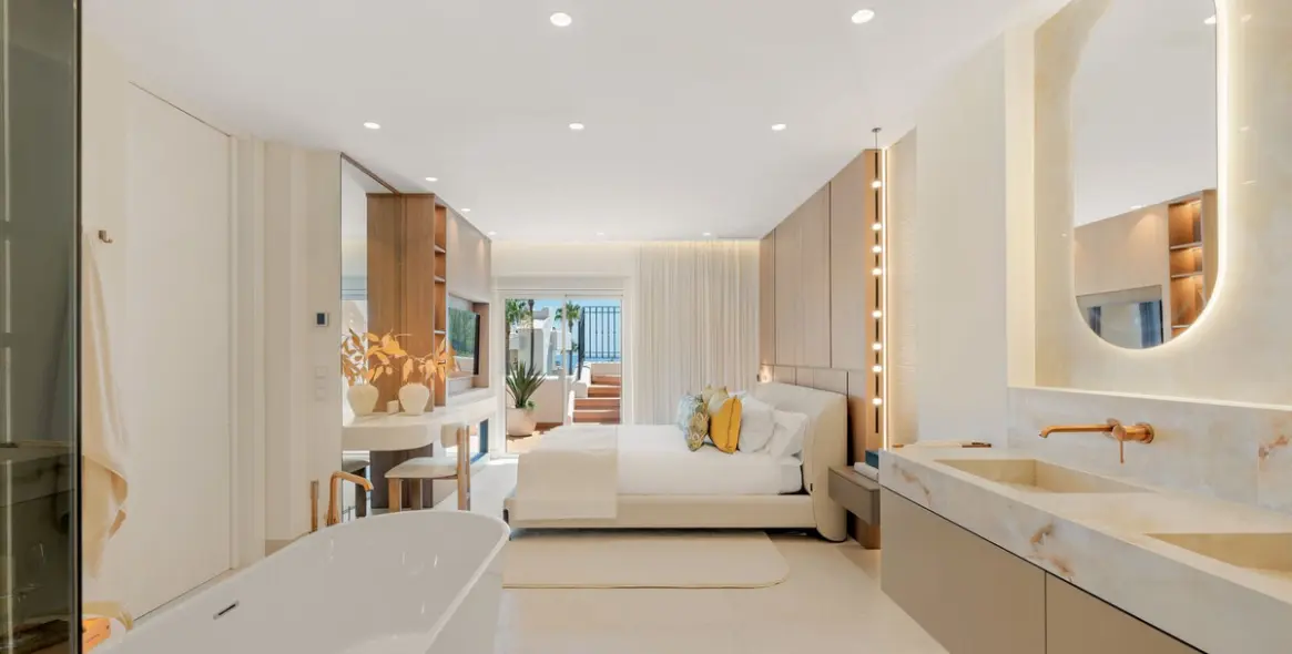 Sale of penthouse in New Golden Mile 12