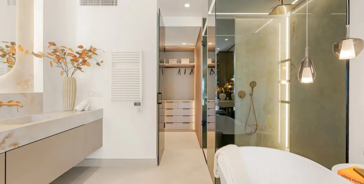 Sale of penthouse in New Golden Mile 18