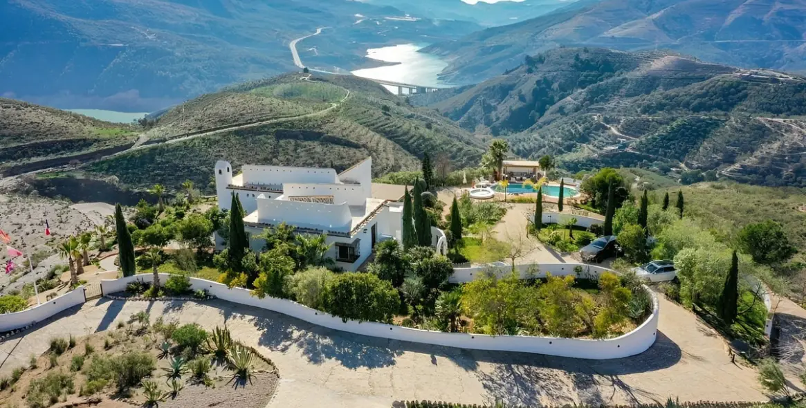 Sale of finca - cortijo in Malaga (district Provincia de Málaga) 1