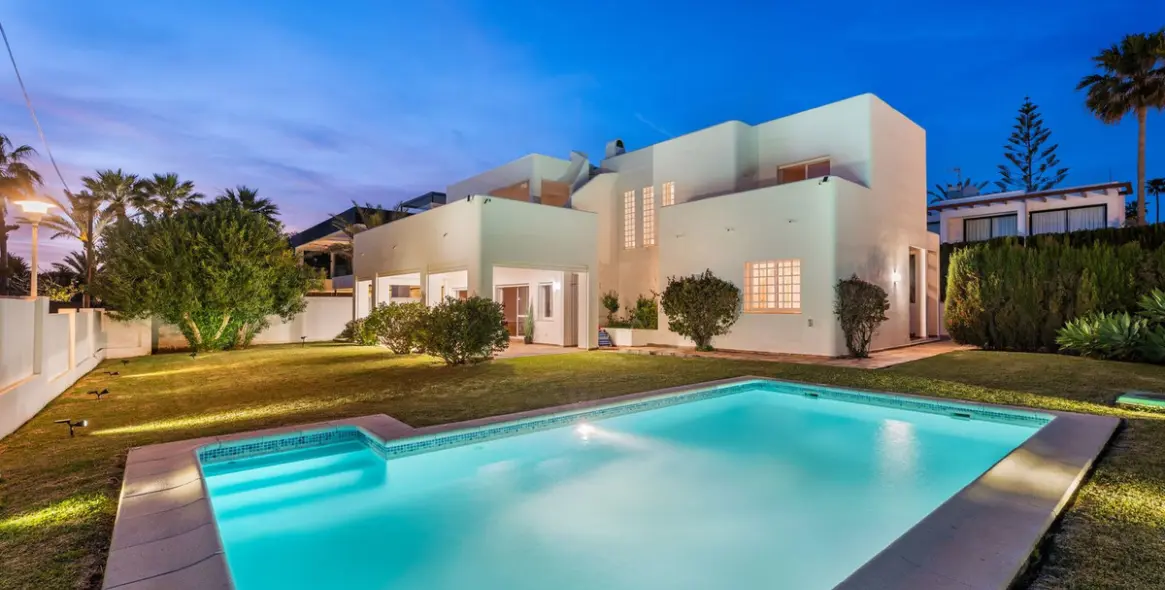 Sale of detached villa in Marbella East (district Marbesa) 1