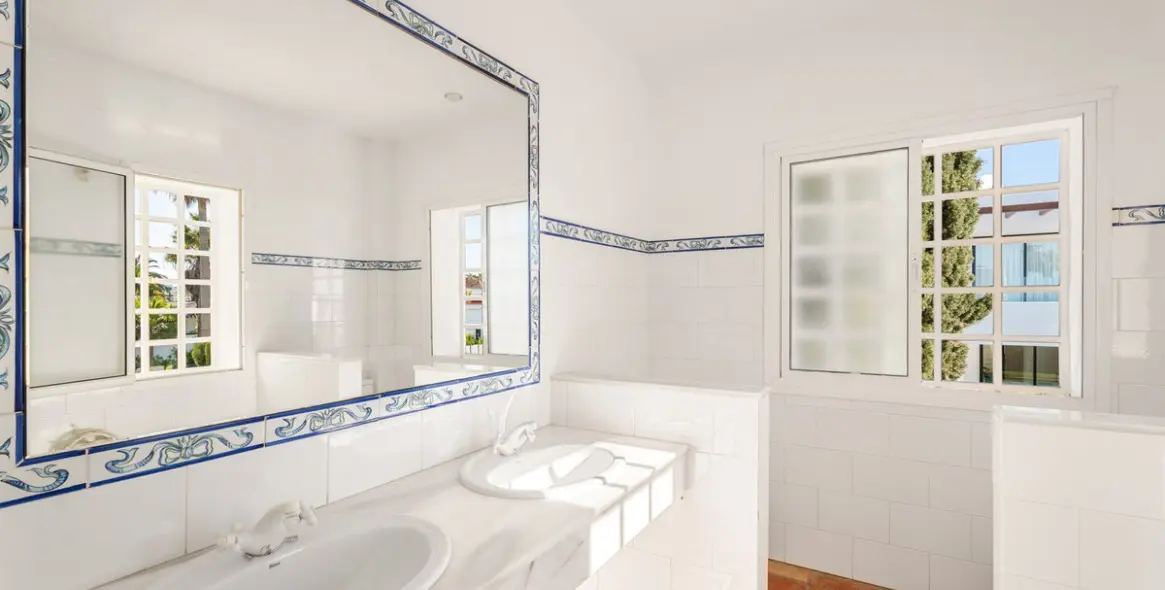 Sale of detached villa in Marbesa 18