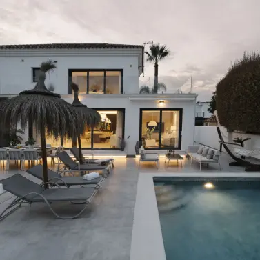 Venta de villa independiente en Nueva Andalucía