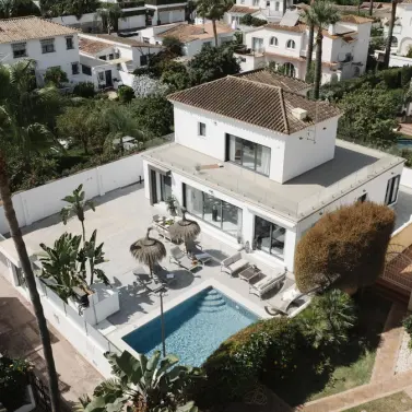 Venta de villa independiente en Nueva Andalucía