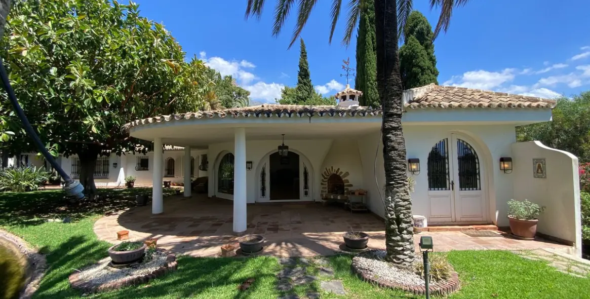 Sale of detached villa in Marbella (district Nagüeles) 1