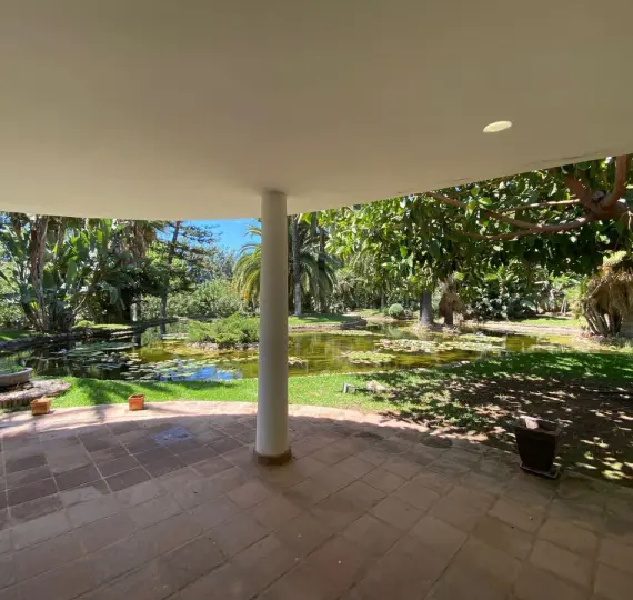 Detached villa R3606803