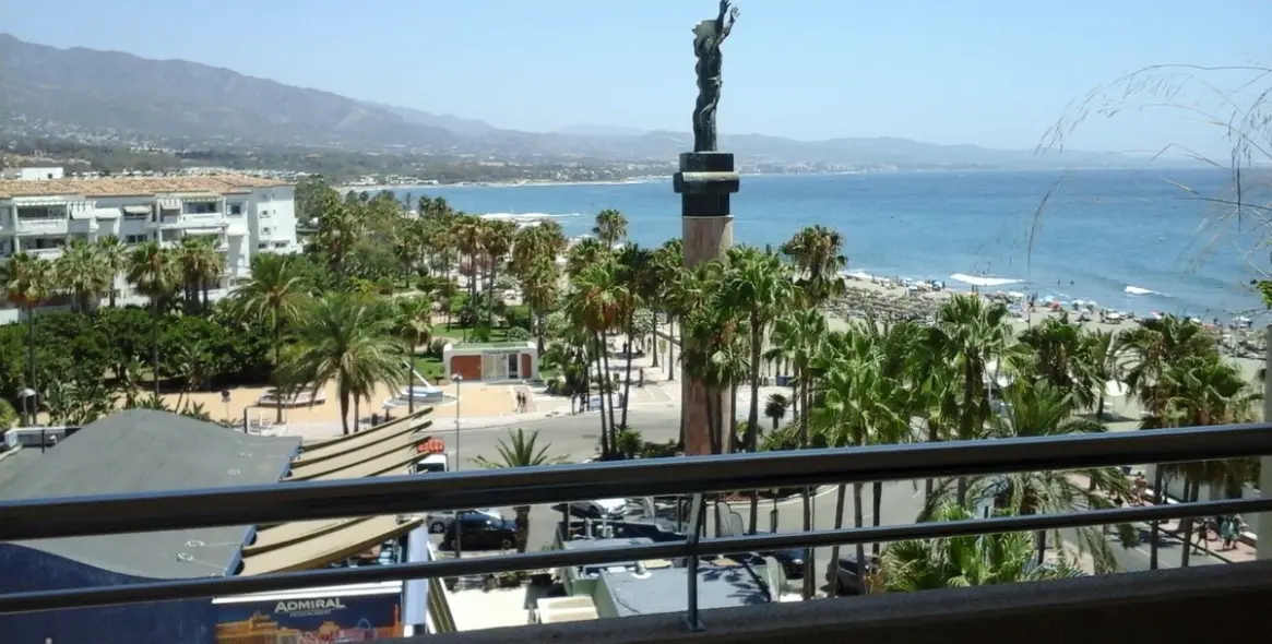 Sale of middle floor apartment in Puerto Banús 1