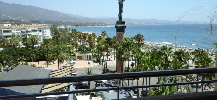 Sale of middle floor apartment in Puerto Banús 0