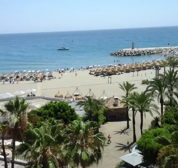 Sale of middle floor apartment in Puerto Banús