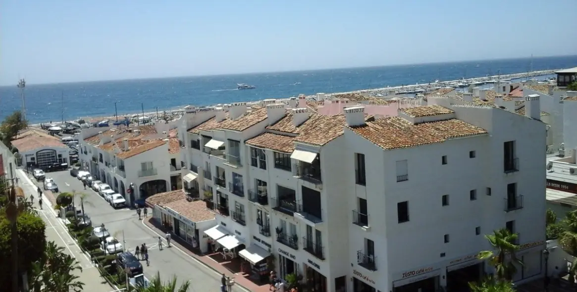Sale of middle floor apartment in Puerto Banús 5