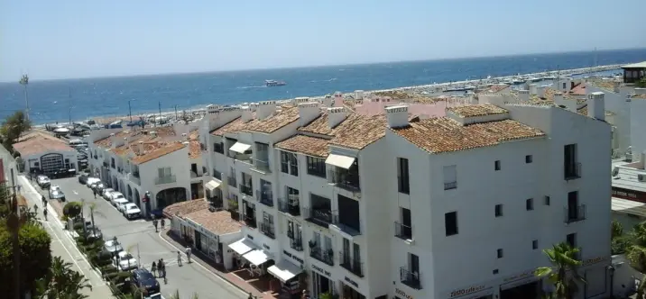 Sale of middle floor apartment in Puerto Banús 4
