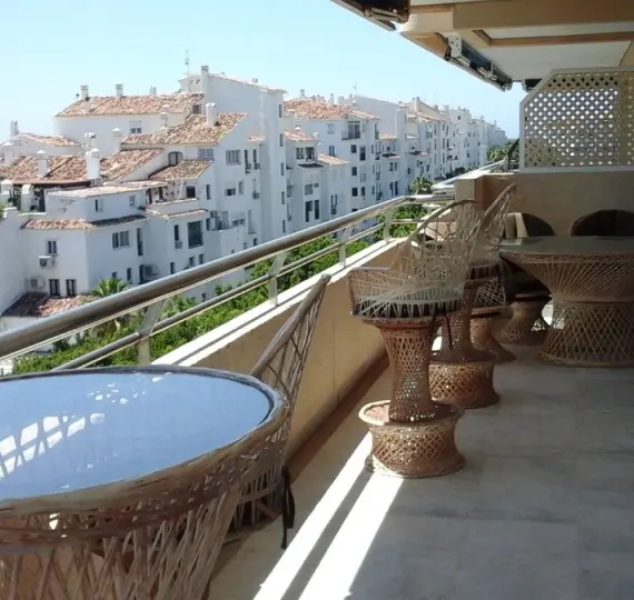 Sale of middle floor apartment in Puerto Banús