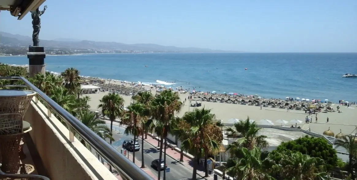 Sale of middle floor apartment in Puerto Banús 8