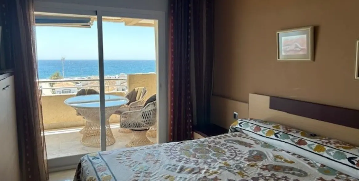 Sale of middle floor apartment in Puerto Banús 14