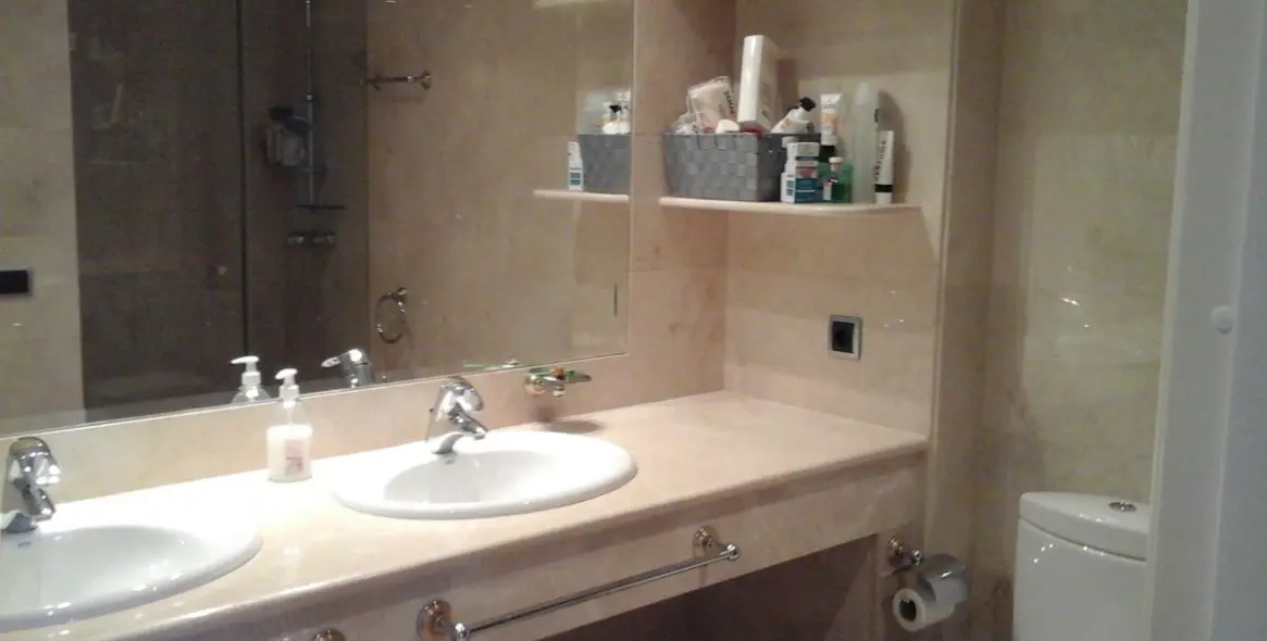 Sale of middle floor apartment in Puerto Banús 18