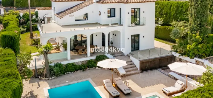 Продажа  отдельно стоящей виллы в Nueva Andalucía 0