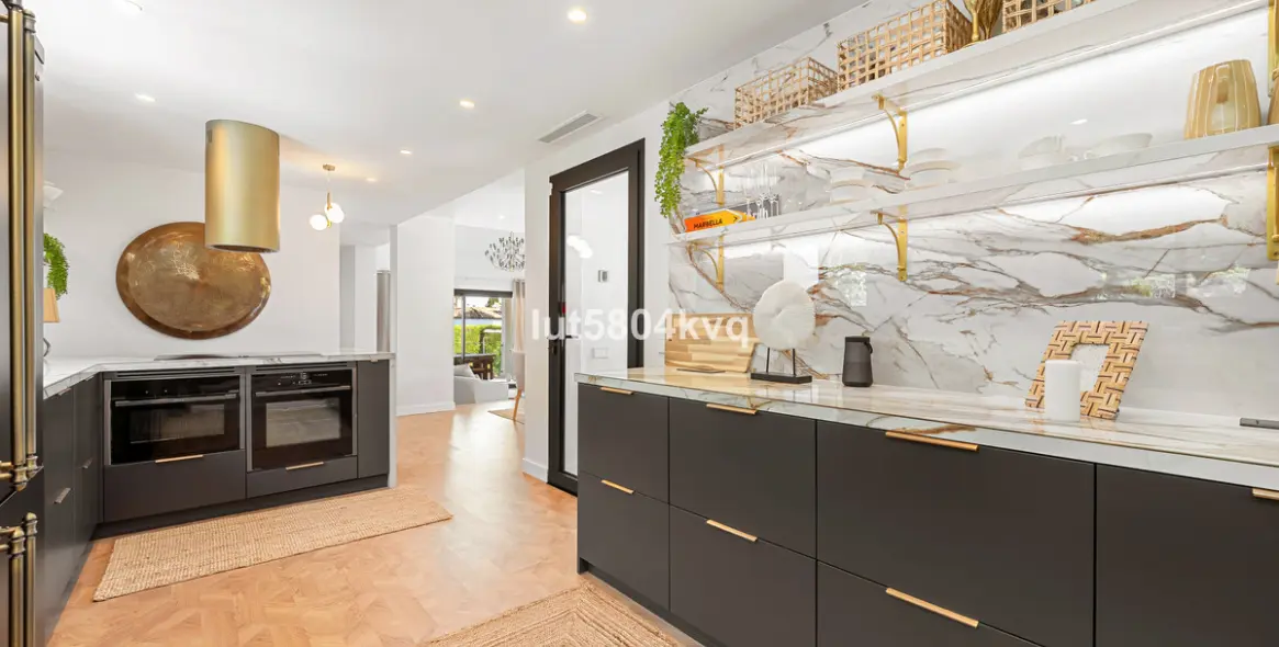 Продажа  отдельно стоящей виллы в Nueva Andalucía 10