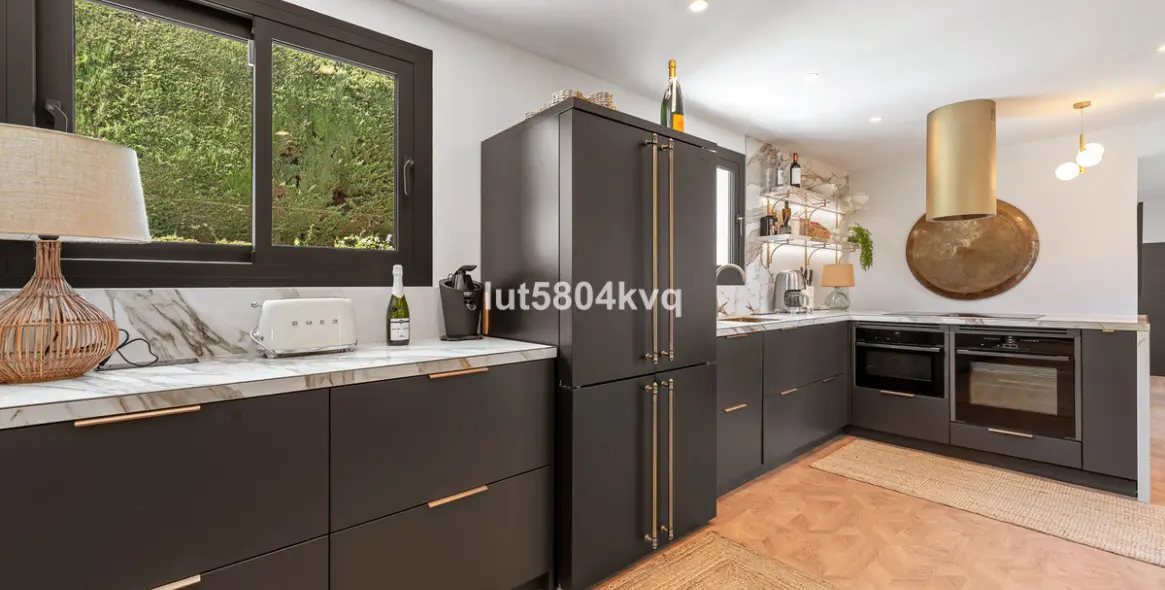 Продажа  отдельно стоящей виллы в Nueva Andalucía 11