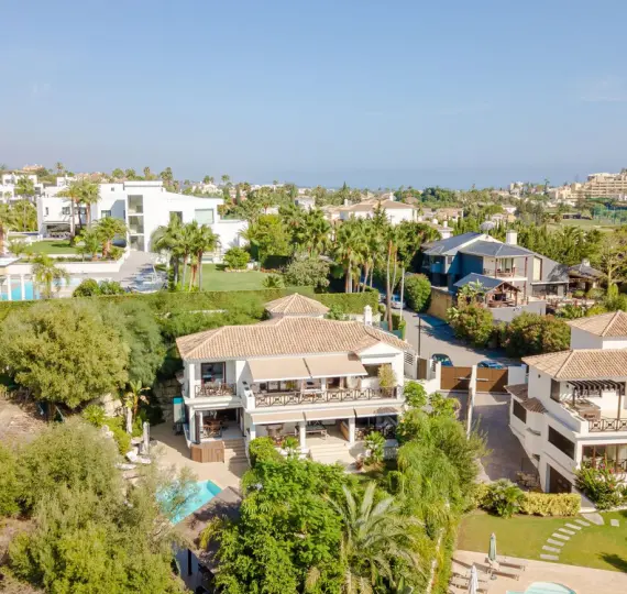 Продажа  отдельно стоящей виллы в Nueva Andalucía