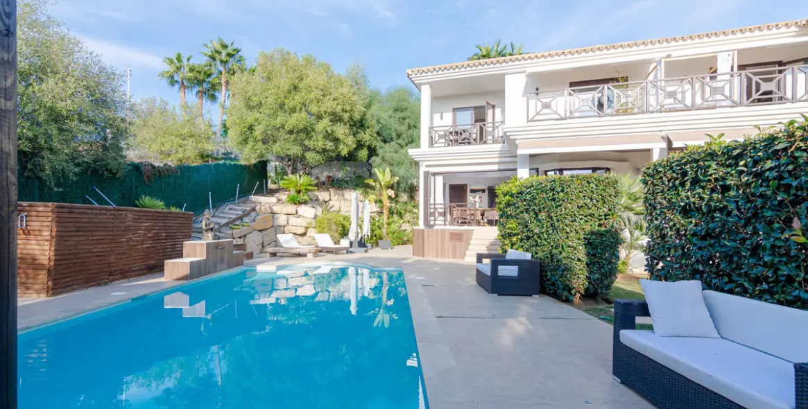 Продажа  отдельно стоящей виллы в Nueva Andalucía 11